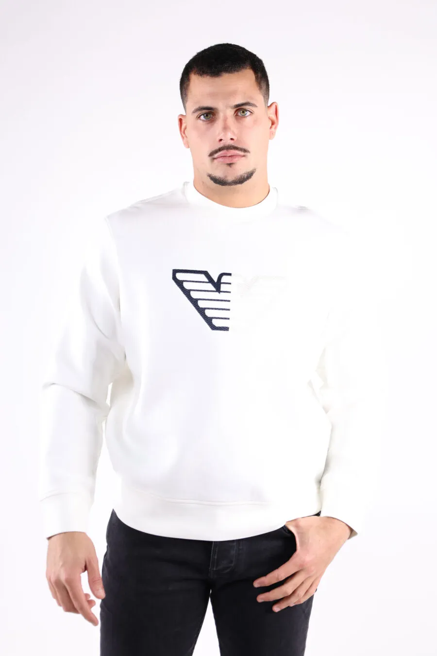 Sudadera blanca con logo águila en centro