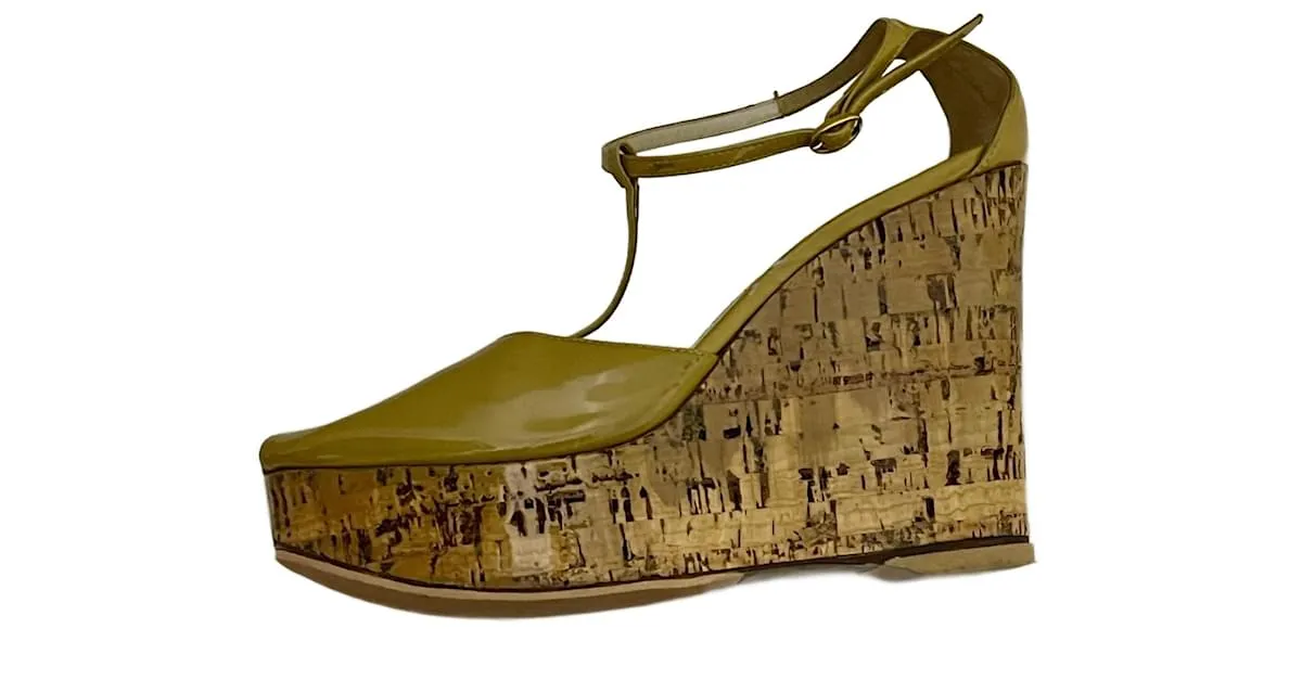 Yves Saint Laurent Sandalias de cuña de charol YSL con plataforma Beige Mostaza 